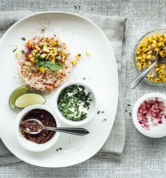 Tartare van krab en maïs met mole en koriander