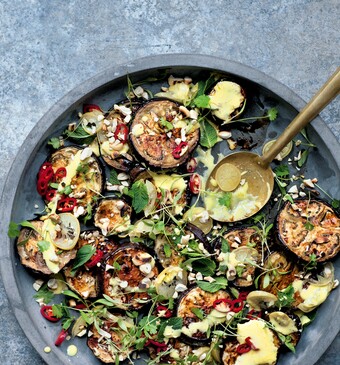 Gepofte aubergine met ingelegde-citroenyoghurt