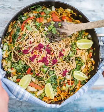 Pad thai met shiitakes, gember en sesamzaad