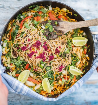 Pad thai met shiitakes, gember en sesamzaad