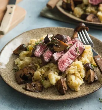 Biefstuk met gebakken champignons en hete bliksem