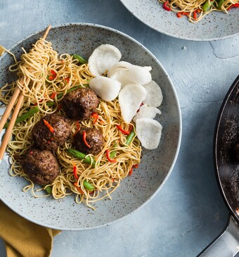 Indonesische gehaktballen met sperziebonen en mie