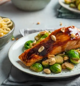 Zalm op spruiten met noedelsalade