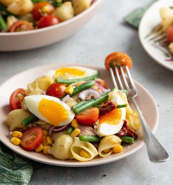 Pasta met tonijn, haricot verts, maïs en cherrytomaten