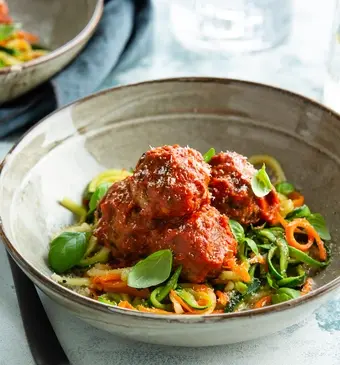 Courgetti met spinazie-gehaktballetjes en tomatensaus 