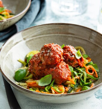 Courgetti met spinazie-gehaktballetjes en tomatensaus 