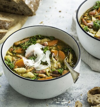 Winterse minestrone met boerenkoolpesto