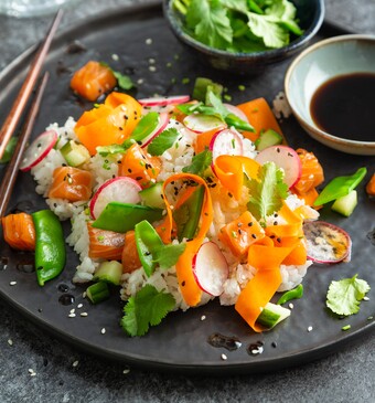 Poképlate met gemarineerde zalm