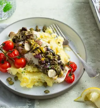 Witvispakketjes met tomaten, olijven en kappertjes