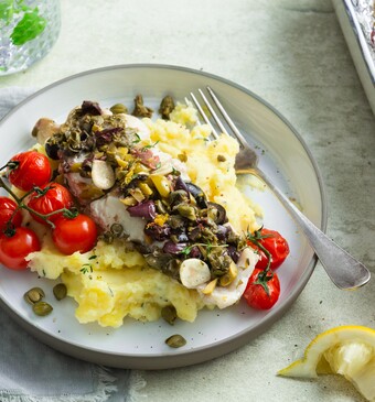 Witvispakketjes met tomaten, olijven en kappertjes