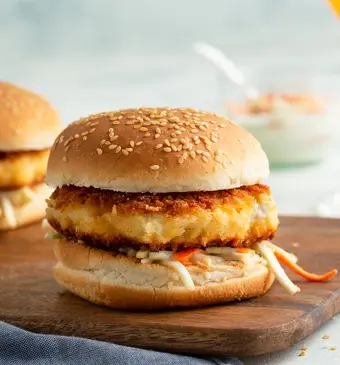 Crispy fish burgers met wortelknolselderijremoulade 