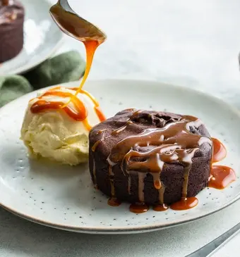 Moeulleux au chocolat met gezouten karamelsaus en vanille-ijs