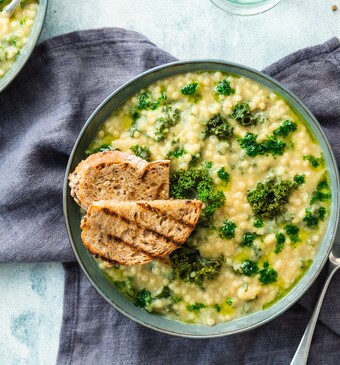 Romige groentesoep met parelcouscous & peterselie-olie