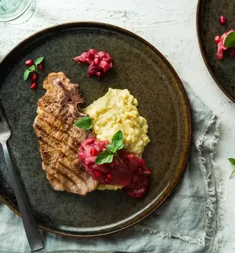 Karbonade met zoetzure rabarberchutney & pastinaakpuree