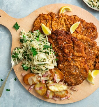 Wienerschnitzel, krautsalat en bratkartoffeln