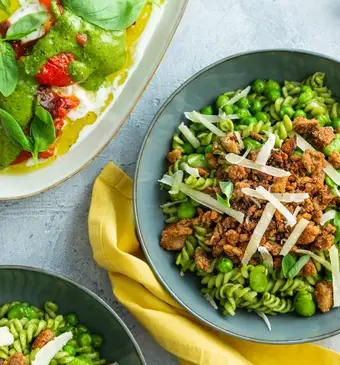Pasta met kruidenpesto en antipasti 