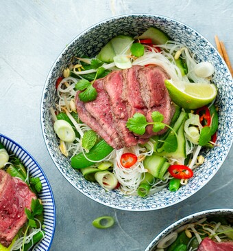 Vietnamese noedelsalade met rundvlees
