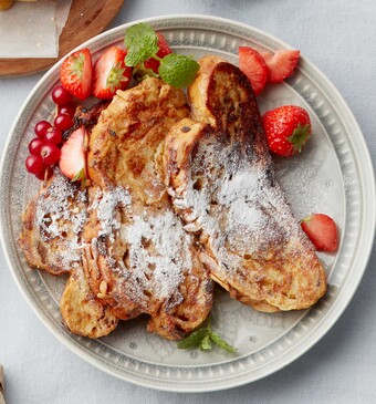 Wentelteefjes van paasstol met roodfruit