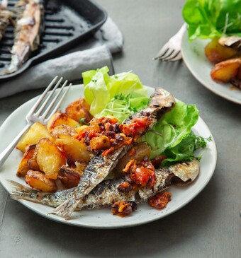 Sardines met olijvensalsa en crispy aardappels