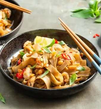 Pad thai met garnalen en Thaise basilicum