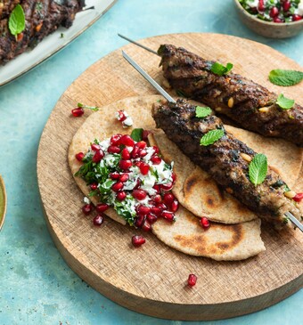 Lamsköfte met flatbread en labne