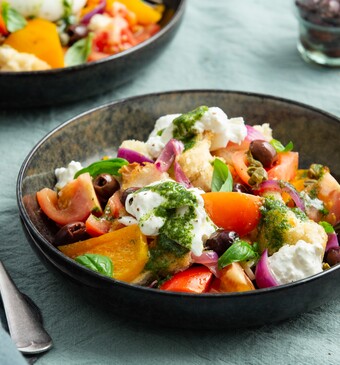 Panzanella met basilicumolie en burrata