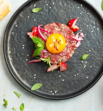 Vietnamese steak tartare met verse kroepoek