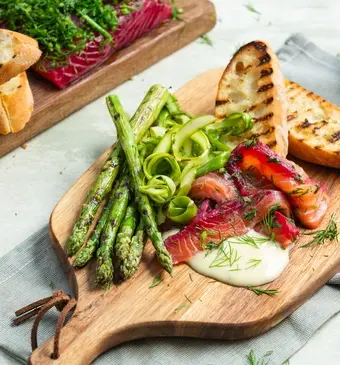 Gravad lax met groene asperges en mierikswortelmayonaise