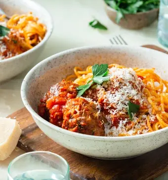 Spaghetti met gehaktballen in tomatensaus