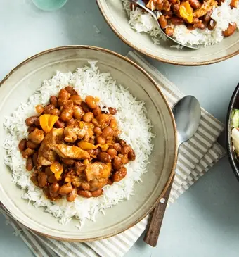 Surinaamse kip met bruine bonen en rijst