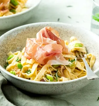 Tagliatelle in makkelijke roomsaus met prosciutto