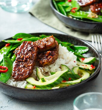 Sticky tempé en wokgroenten met kruidige rijst en komkommersalade