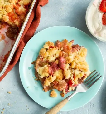 Crumble van rabarber met aardbeiensyllabub
