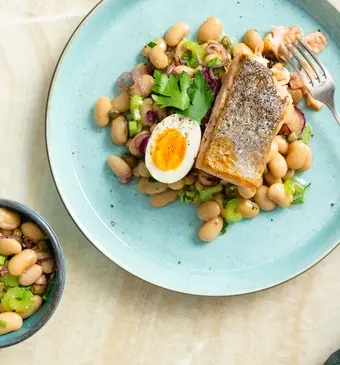 Rosé gebakken zalm met salade van limabonen