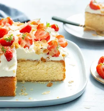 Amandeltaart met aardbeien