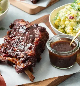 Spareribs in kersencolamarinade met aardappelsalade