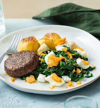 Spinazie a la crème met gekookte aardappels en rundertartaar