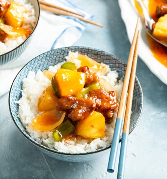 Koe lo yuk met ananas en witte rijst