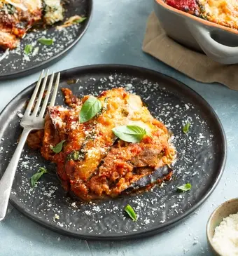 Melanzane met parmezaan en basilicum