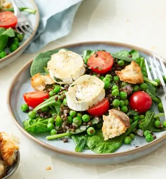 Salade van linzen, doperwten, munt en gegratineerde geitenkaas