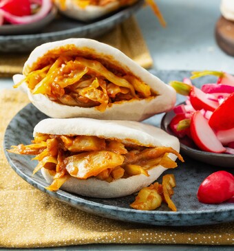 Vegetarische rendang met verse korianderpita’s en radijssalade