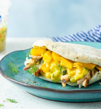 Verse pita’s met kippendijen en gele-currysalade