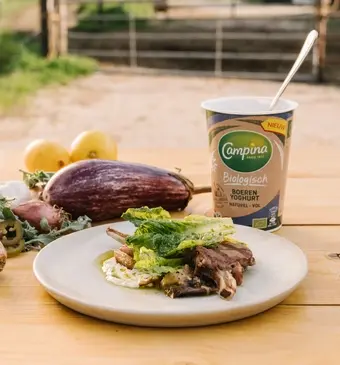 Gegrilde lamskoteletten van de barbecue met gepofte aubergine en vinaigrette van chimichurri en boerenyoghurt