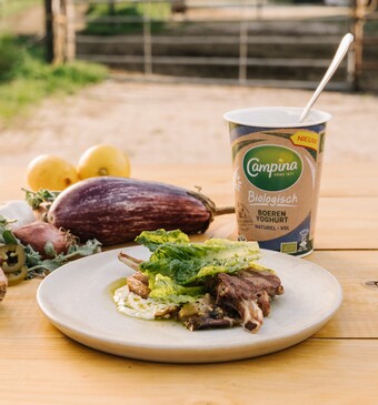 Gegrilde lamskoteletten van de barbecue met gepofte aubergine en vinaigrette van chimichurri en boerenyoghurt