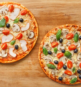 Twee pizza's ovenrek