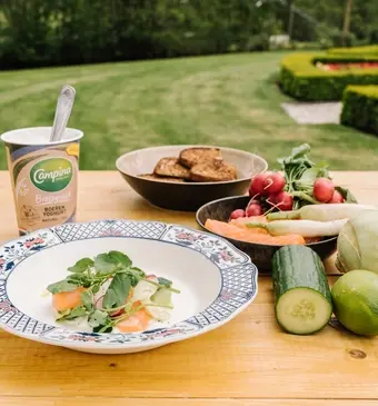 Gepekelde zalmhaas met ei, ingelegde groenten en boerenyoghurt