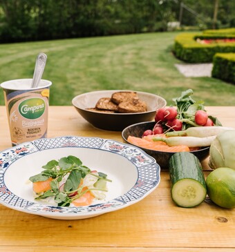 Gepekelde zalmhaas met ei, ingelegde groenten en boerenyoghurt