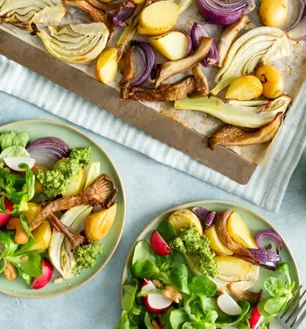 Traybake met aardappel, oesterzwam en basilicum-cashewsalsa