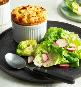 Kaassoufflé met botersla, radijs en vinaigrette
