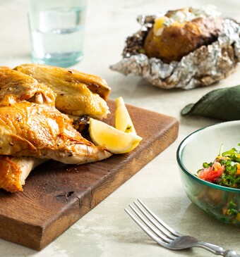 Barbecue beer canned chicken met citrussalade